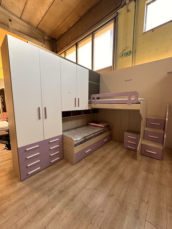 Cameretta angolare moderna con soppalco color rovere chiaro e lilla