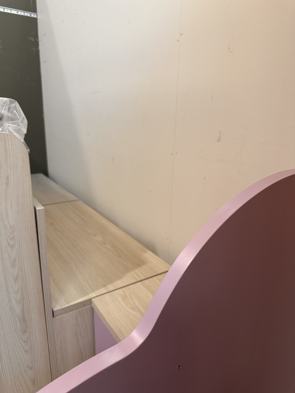 Cameretta angolare moderna con soppalco color rovere chiaro e lilla - immagine 4