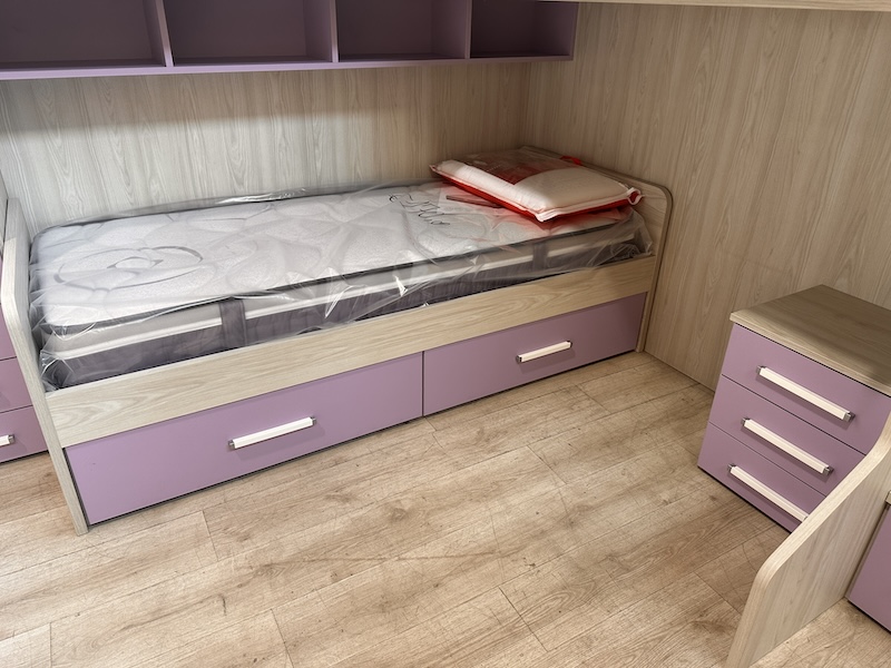 Cameretta angolare moderna con soppalco color rovere chiaro e lilla - immagine 6