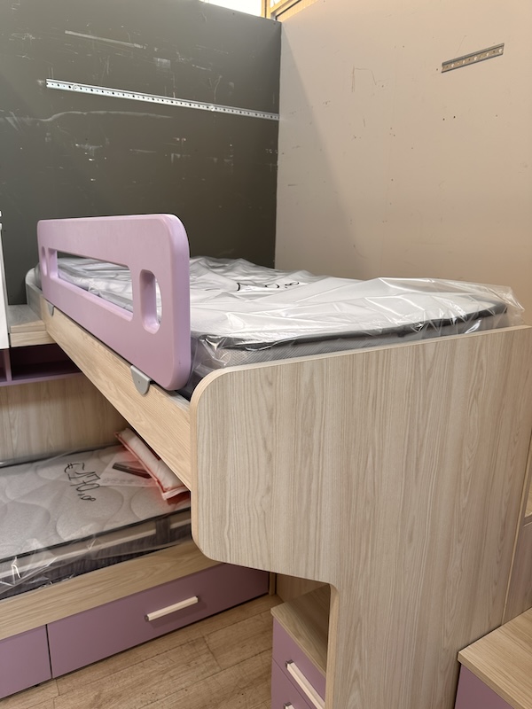 Cameretta angolare moderna con soppalco color rovere chiaro e lilla - immagine 7