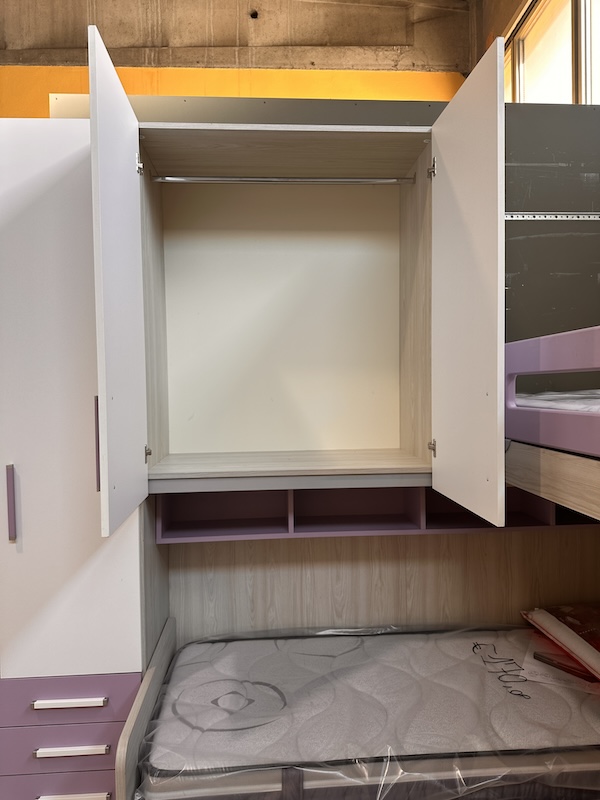Cameretta angolare moderna con soppalco color rovere chiaro e lilla - immagine 8