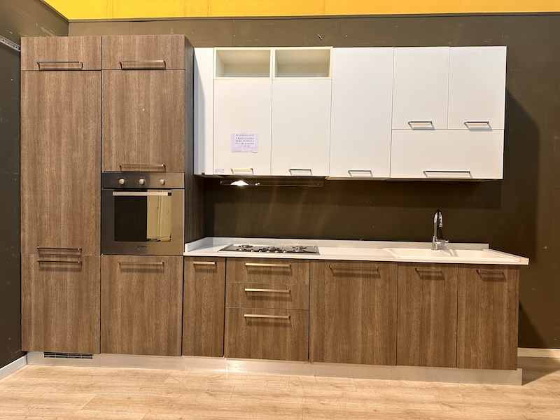 Cucina lineare moderna color rovere grigio e bianco con top in quarzo bianco
