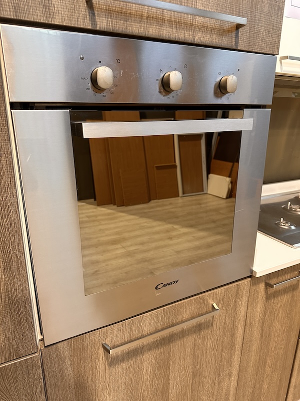 Cucina lineare moderna color rovere grigio e bianco con top in quarzo bianco - immagine 7