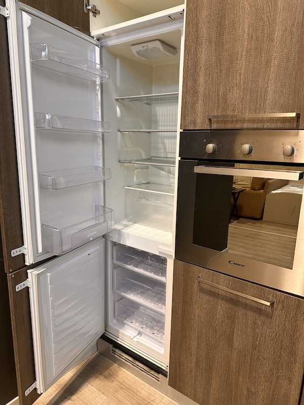 Cucina lineare moderna color rovere grigio e bianco con top in quarzo bianco - immagine 5