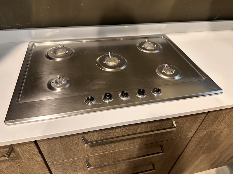 Cucina lineare moderna color rovere grigio e bianco con top in quarzo bianco - immagine 14