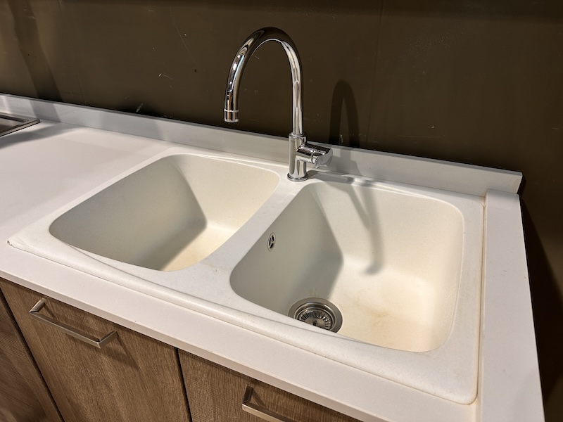 Cucina lineare moderna color rovere grigio e bianco con top in quarzo bianco - immagine 13