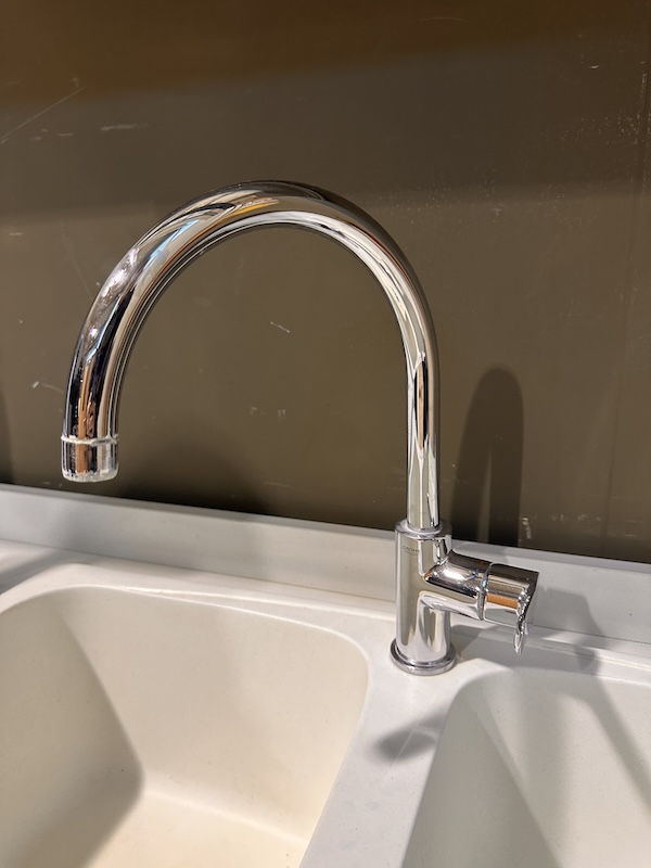 Cucina lineare moderna color rovere grigio e bianco con top in quarzo bianco - immagine 12