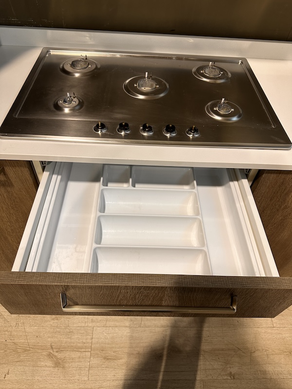 Cucina lineare moderna color rovere grigio e bianco con top in quarzo bianco - immagine 2