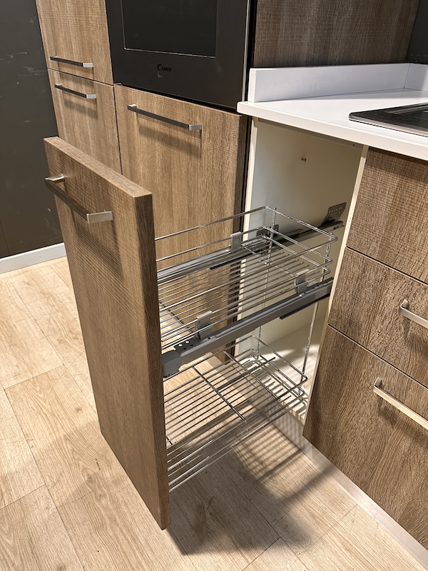 Cucina lineare moderna color rovere grigio e bianco con top in quarzo bianco - immagine 4