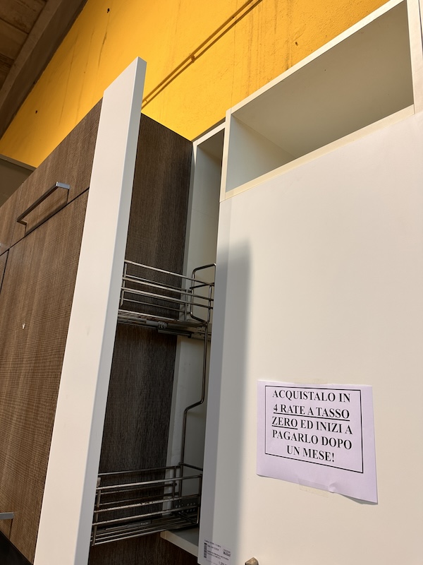 Cucina lineare moderna color rovere grigio e bianco con top in quarzo bianco - immagine 6