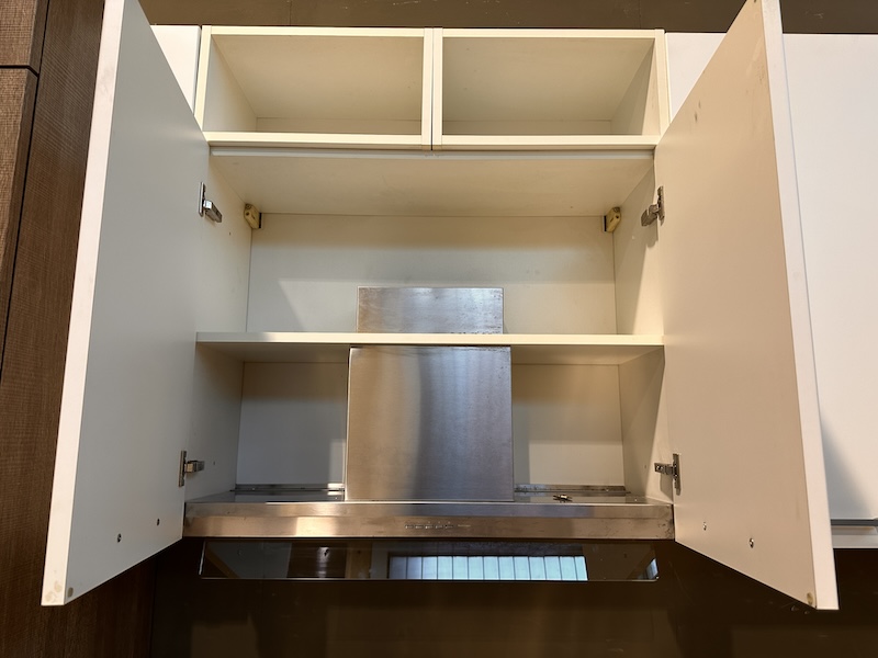 Cucina lineare moderna color rovere grigio e bianco con top in quarzo bianco - immagine 8