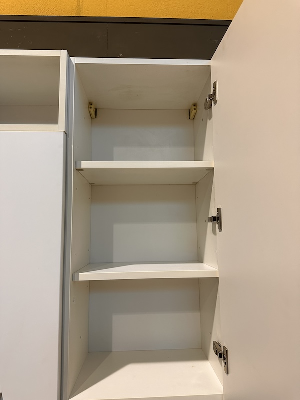 Cucina lineare moderna color rovere grigio e bianco con top in quarzo bianco - immagine 9