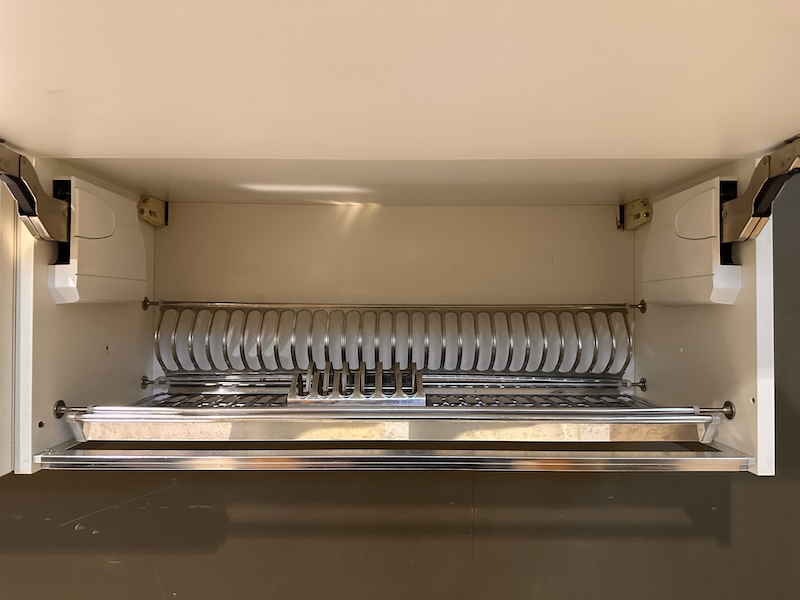 Cucina lineare moderna color rovere grigio e bianco con top in quarzo bianco - immagine 10