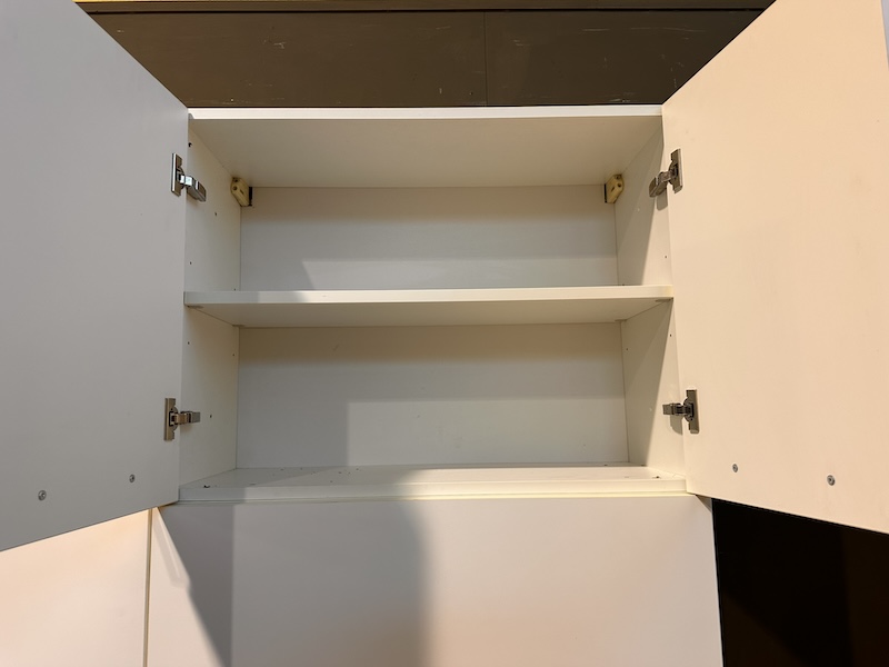 Cucina lineare moderna color rovere grigio e bianco con top in quarzo bianco - immagine 11
