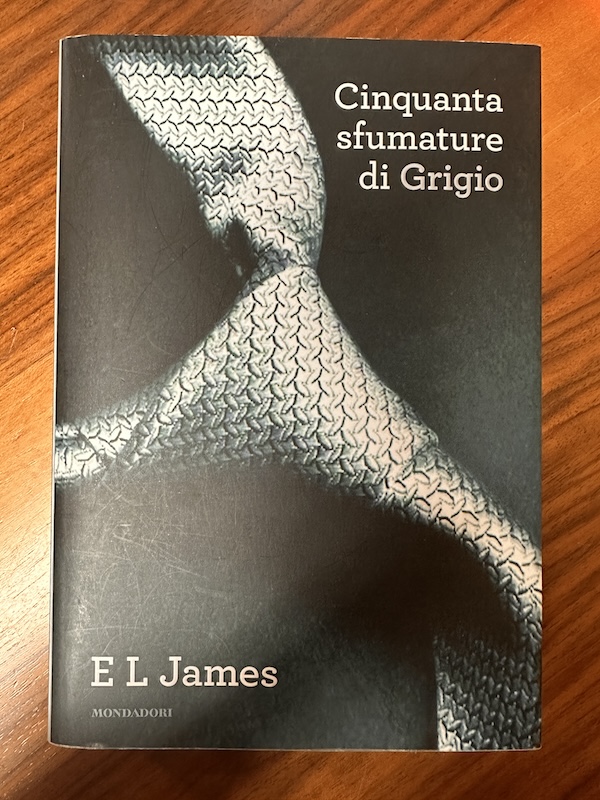 Libro "Cinquanta sfumature di grigio" di E.L. James