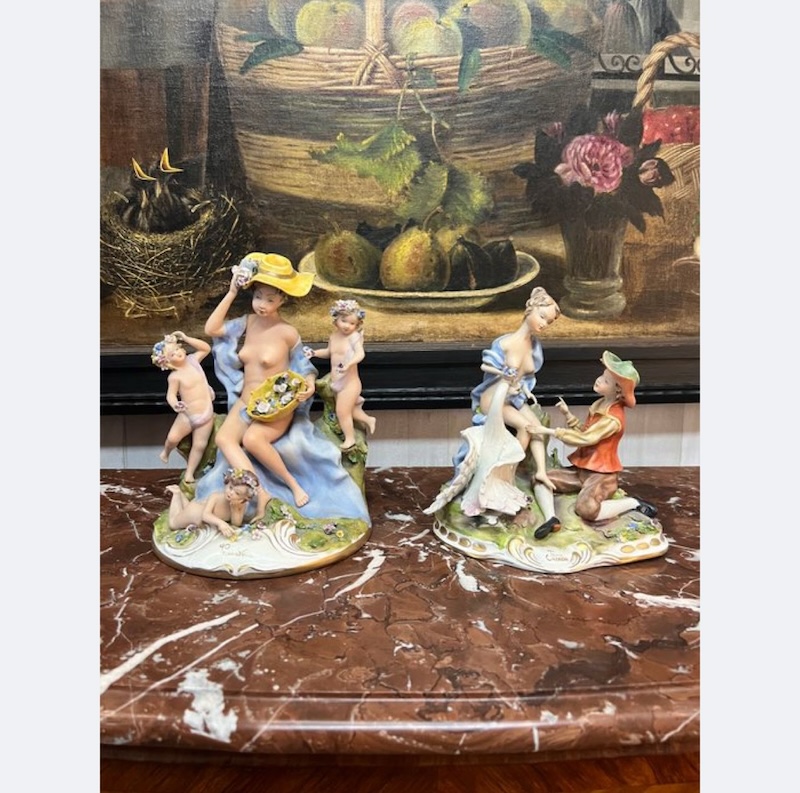 Coppia di statue prodotte da Cesare Villari per Capodimonte "Primavera" e "Prima carezza"