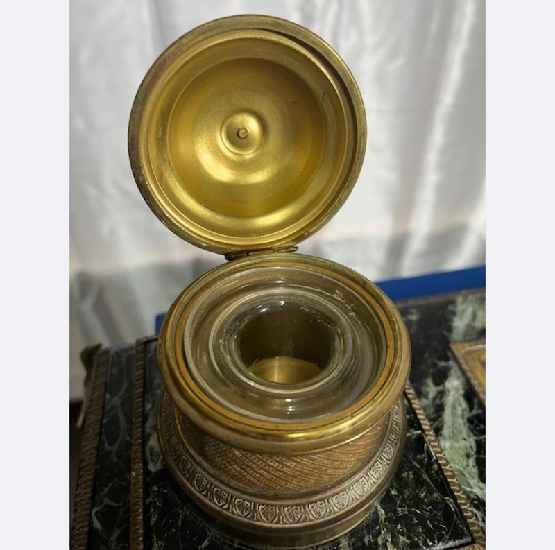 Set da scrittura in marmo verde con decorazioni e finiture in bronzo - immagine 20