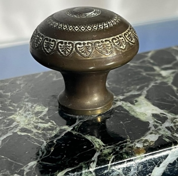 Set da scrittura in marmo verde con decorazioni e finiture in bronzo - immagine 5