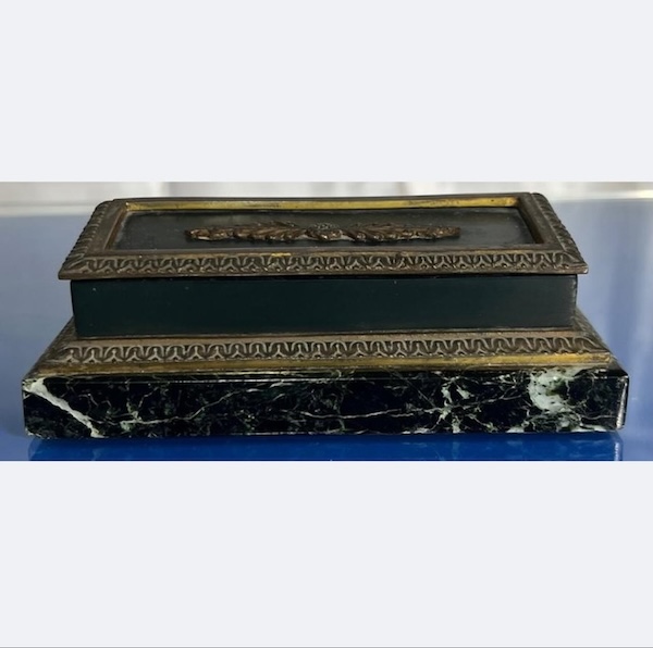 Set da scrittura in marmo verde con decorazioni e finiture in bronzo - immagine 16
