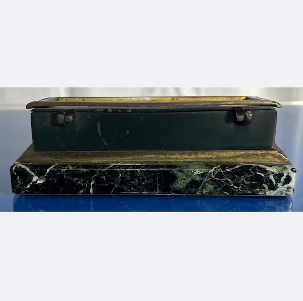 Set da scrittura in marmo verde con decorazioni e finiture in bronzo - immagine 17