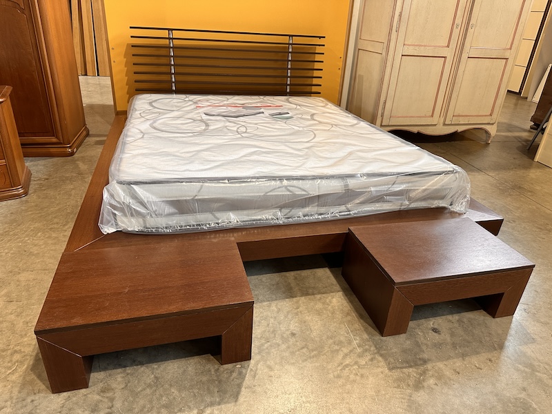 Letto matrimoniale rovere moro completo di rete e coppia comodini - immagine 2
