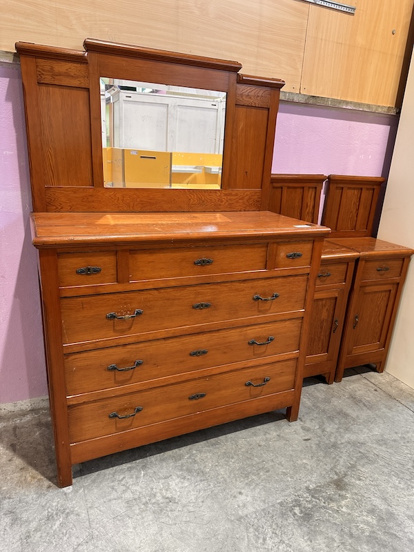Set comò con coppia comodini color noce in stile