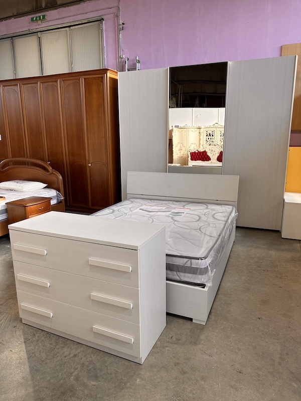 Camera matrimoniale color rovere sbiancato moderna con letto contenitore