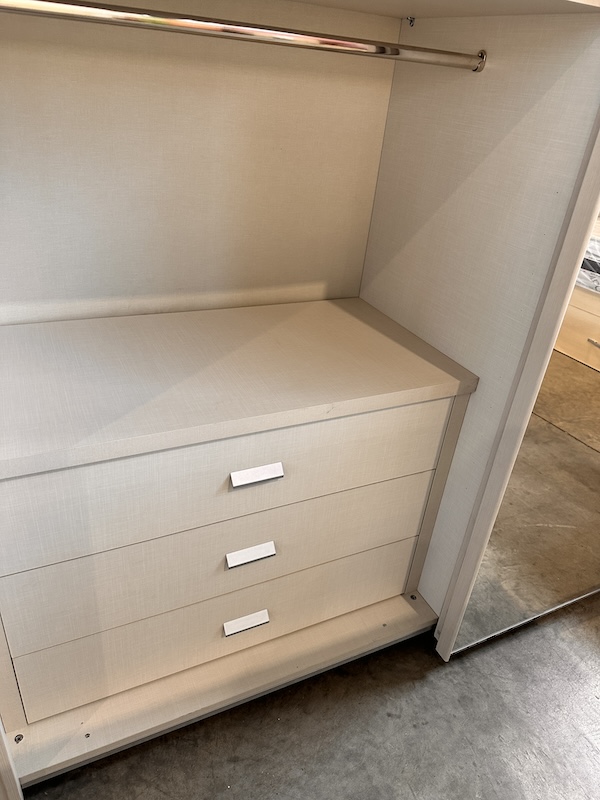 Camera matrimoniale color rovere sbiancato moderna con letto contenitore - immagine 5