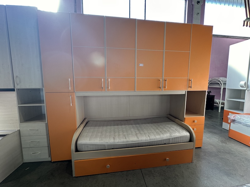 Cameretta a ponte arancione/frassino con secondo letto a scomparsa