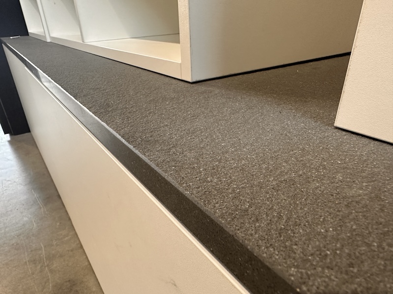 Mobile soggiorno bianco/grigio moderno con top in quarzo - immagine 2