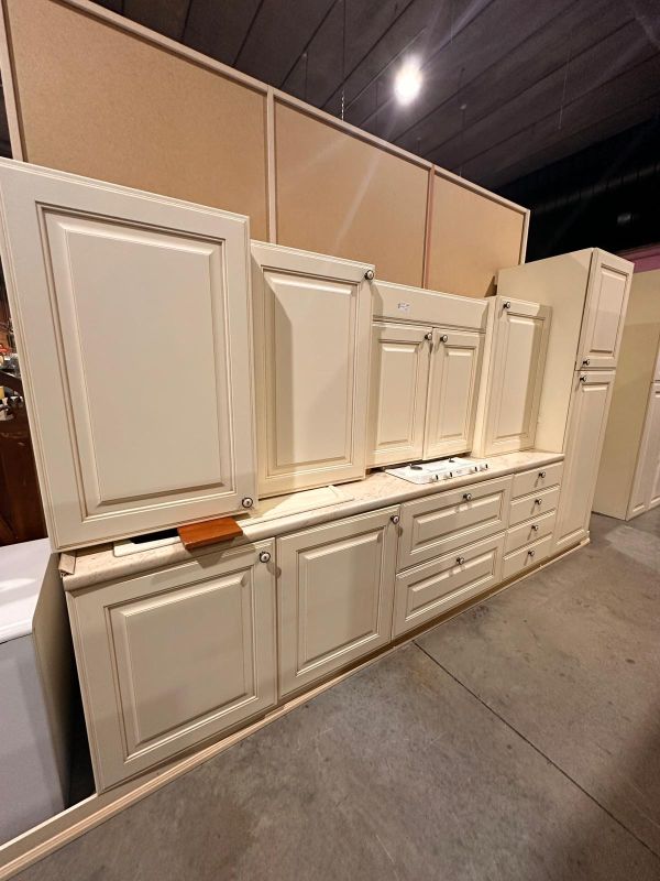 Cucina lineare beige stile country con maniglie in ceramica