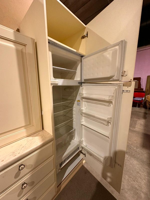 Cucina lineare beige stile country con maniglie in ceramica - immagine 3