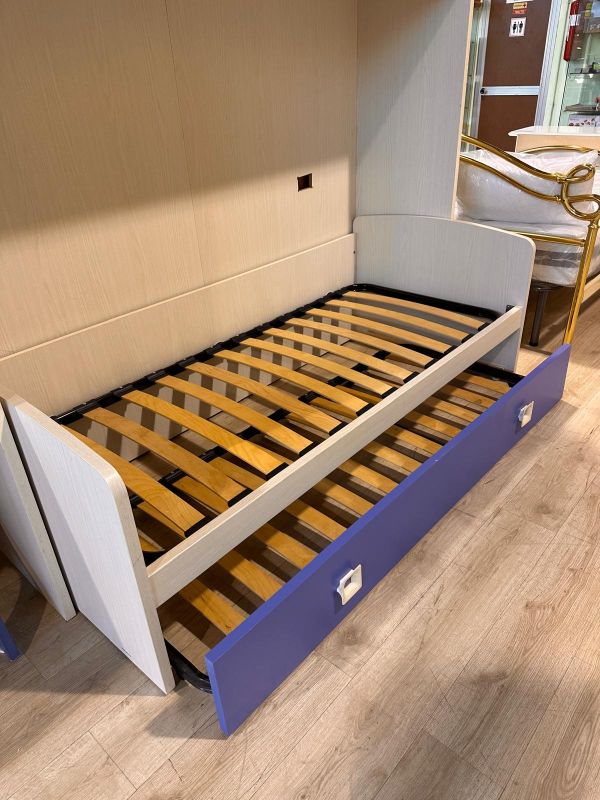Cameretta a ponte color rovere chiaro/azzurra con scrivania - immagine 2