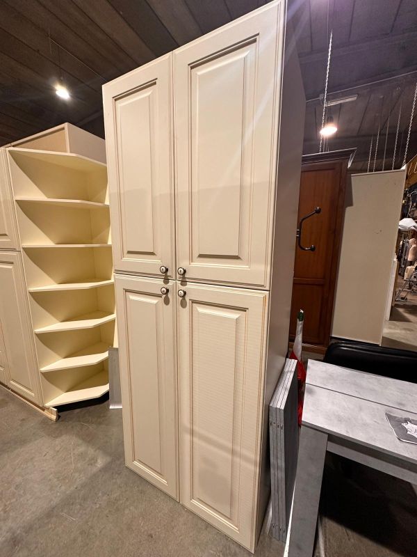 Cucina lineare beige stile country con maniglie in ceramica - immagine 4