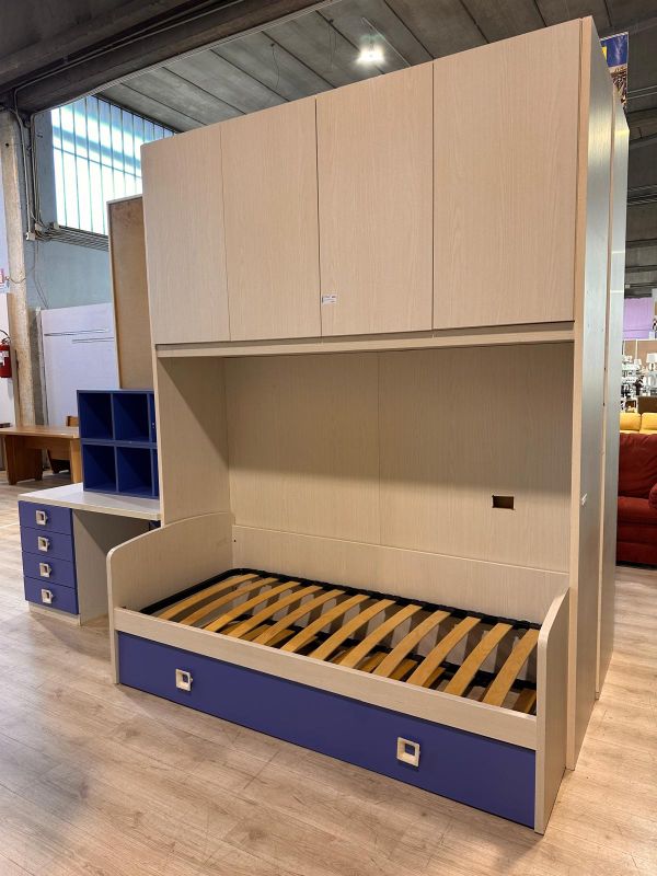 Cameretta a ponte color rovere chiaro/azzurra con scrivania