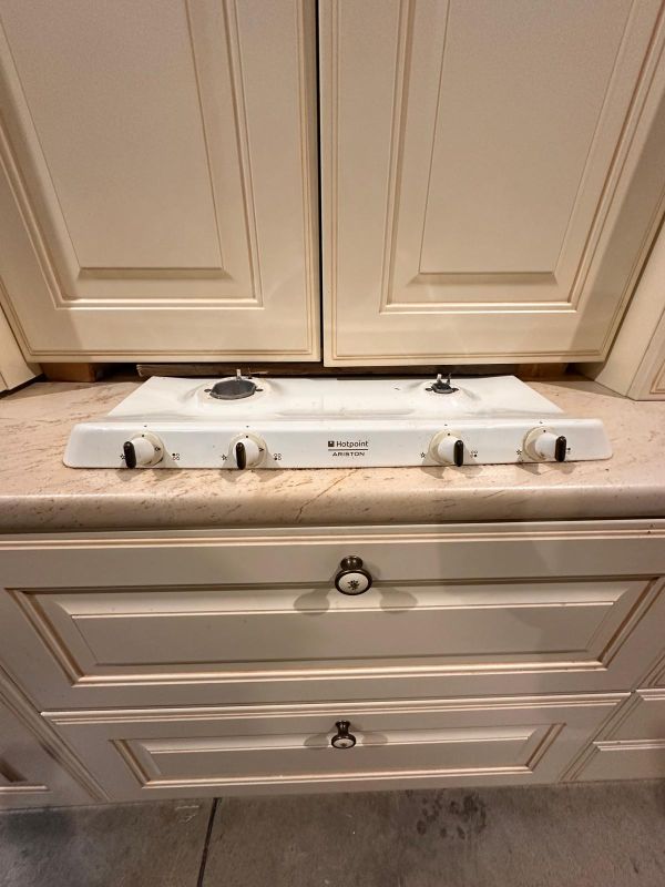 Cucina lineare beige stile country con maniglie in ceramica - immagine 2