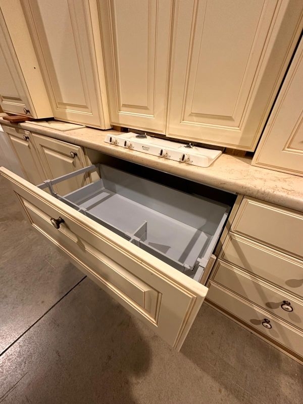 Cucina lineare beige stile country con maniglie in ceramica - immagine 5