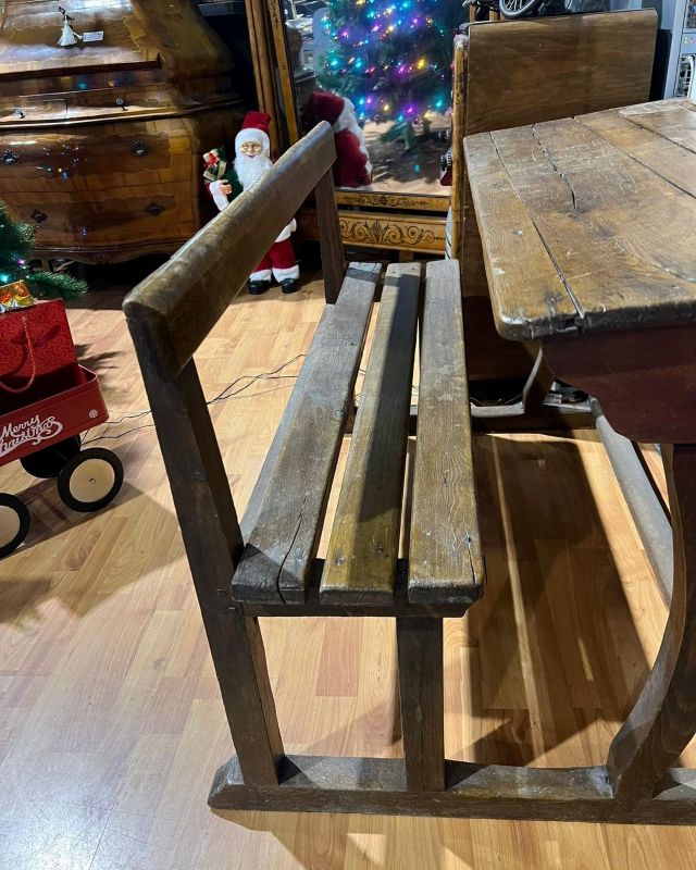 Vecchio banco da scuola in legno con panchetta - immagine 2