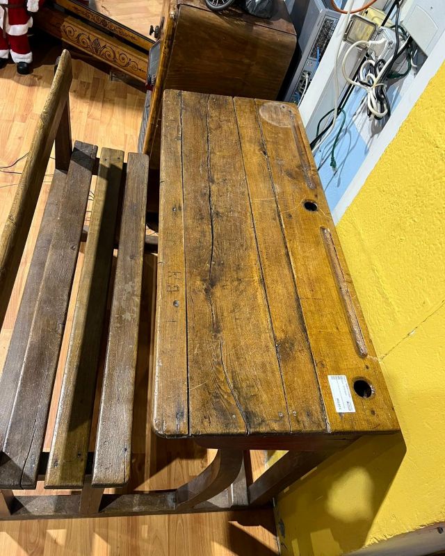 Vecchio banco da scuola in legno con panchetta - immagine 3