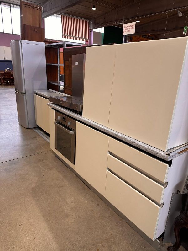 Cucina lineare color crema completa di elettrodomestici