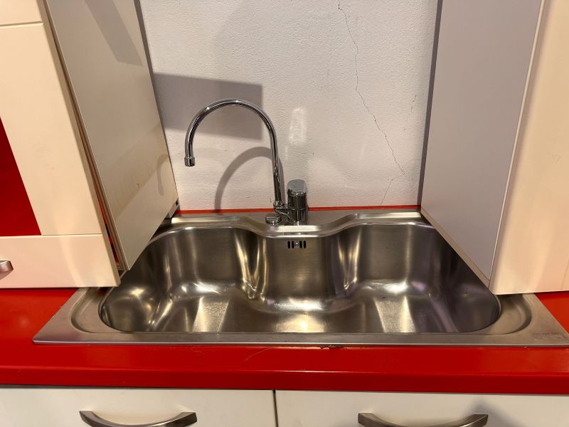 Cucina angolare bianca/rossa - immagine 4