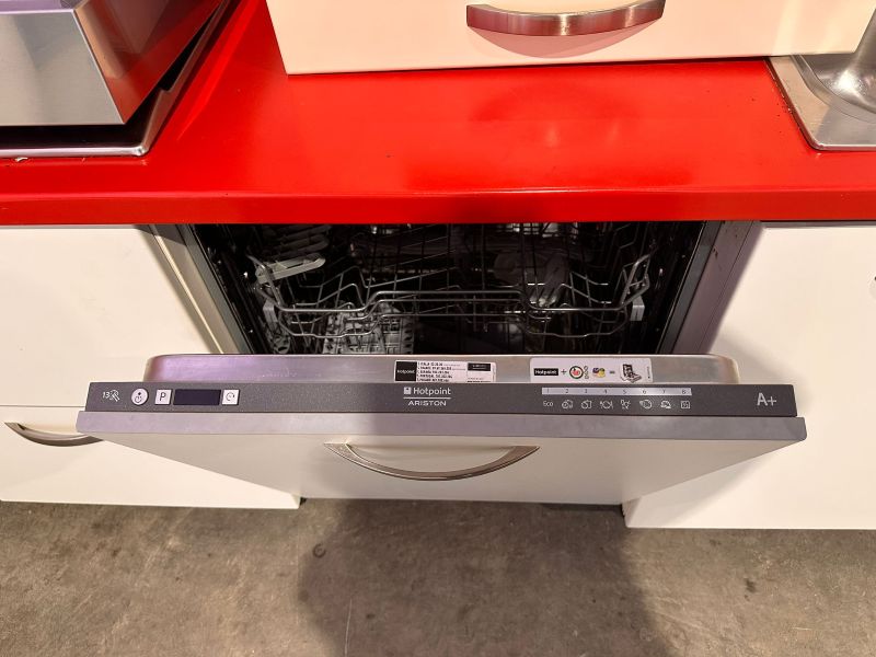 Cucina angolare bianca/rossa - immagine 5