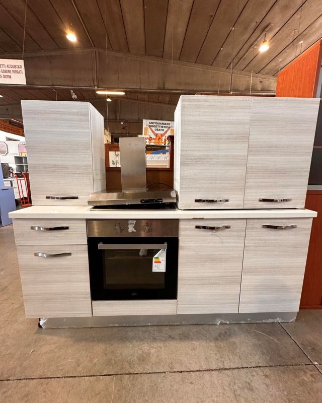 Cucina compatta color rovere chiaro moderna